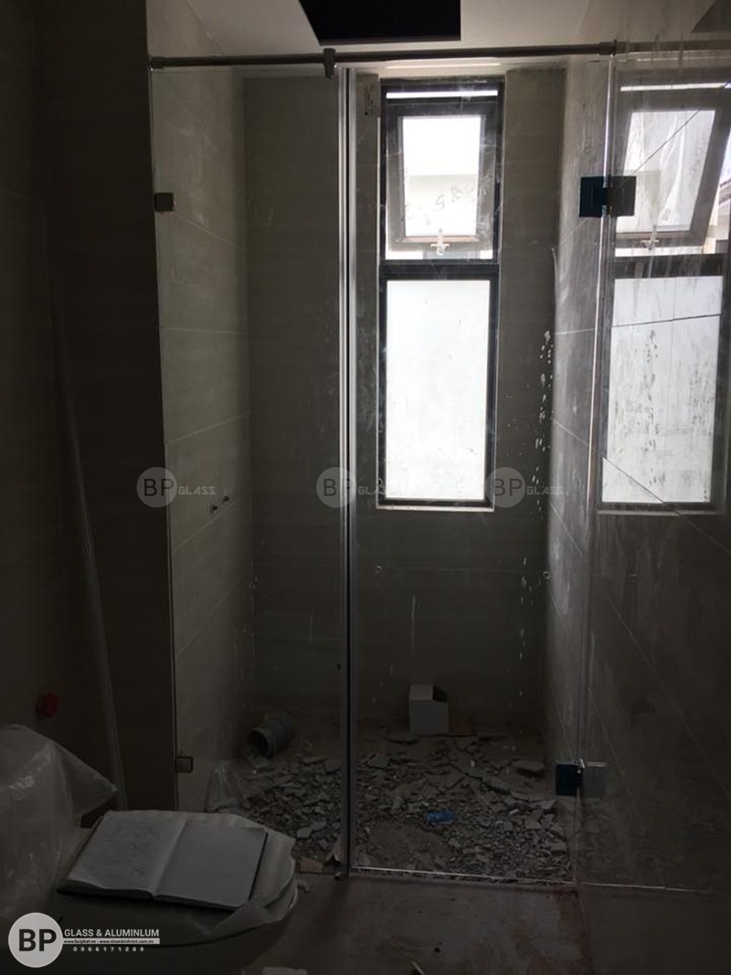 Lắp bộ vách tắm kính 2 tấm thẳng tại 37 Vinhome Thăng Long